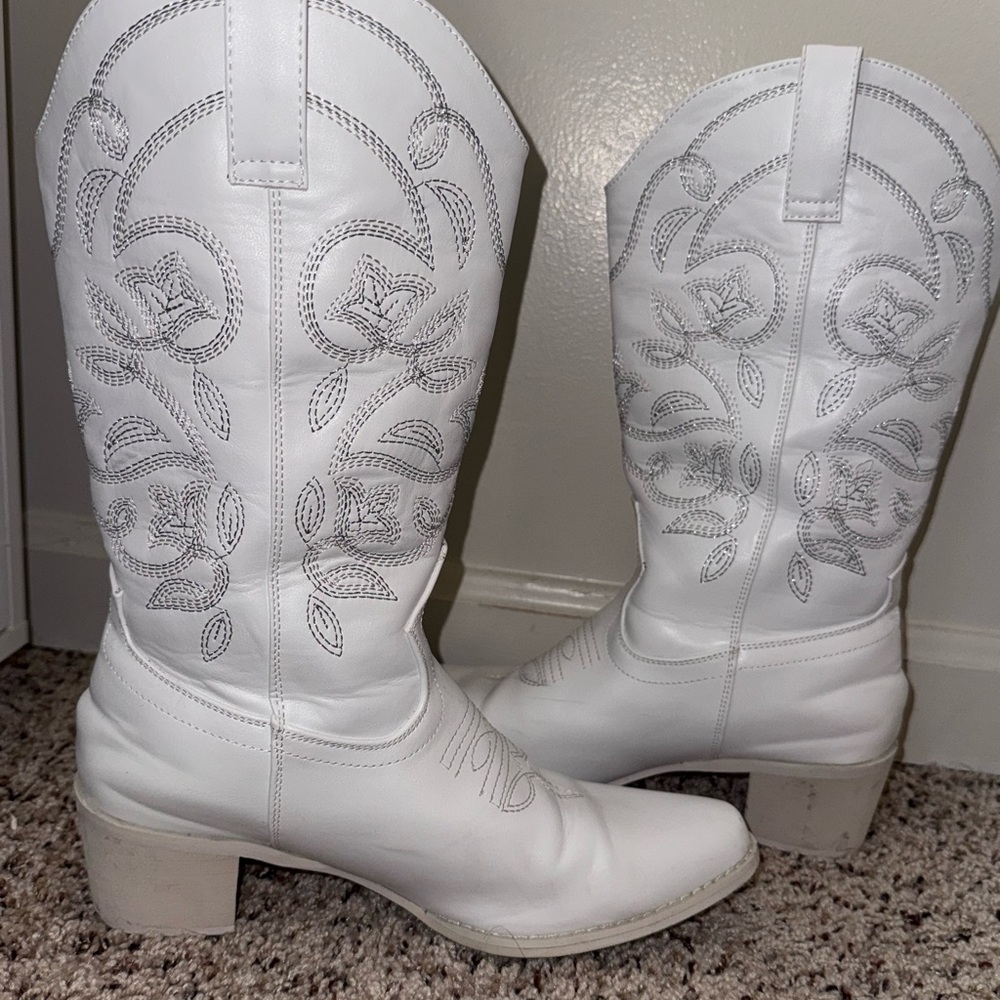 White Embroidered Women's Cowboy Boots